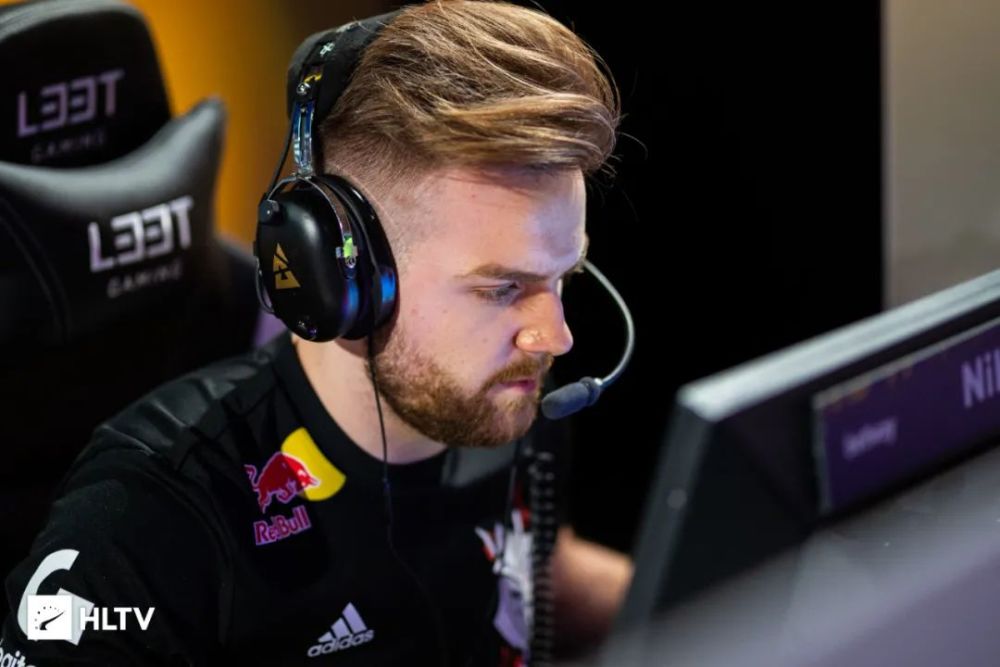 LPL 明天的首发阵容： Scout 和 Linfeng 将在中路进行单挑