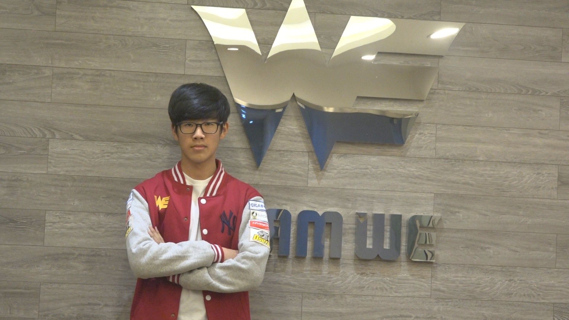 神回来了！ rookie 的 Crow 1拉动3次爆炸控制了 Royal Never Give Up 的早期崩溃， Invictus Gaming 获得了赛点