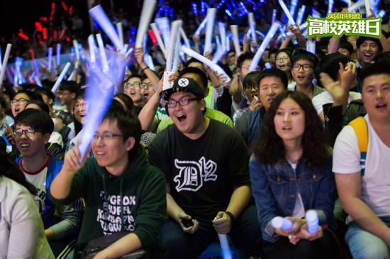 兄弟水晶谈论了 LPL 的现状：现在真的很难取得成绩。选手、教练和管理层必须优秀！