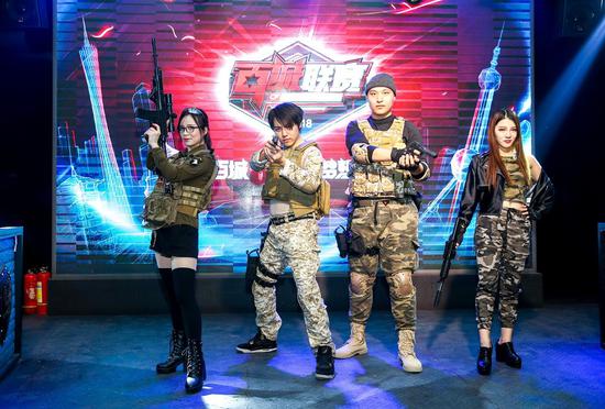 目前LCK联赛前三名的队伍是：DK、BRO、T1 Deft选手、Canyon选手、Zeka选手、Clozer选手