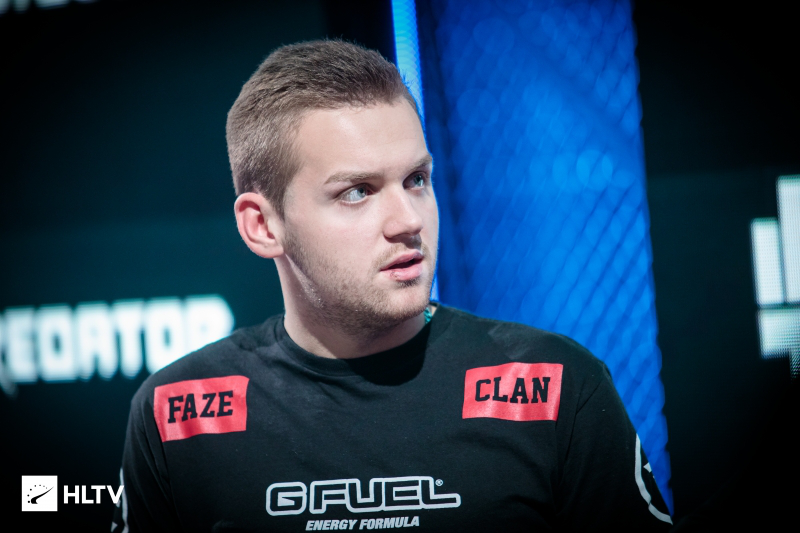 资讯今晚，离钻石只有一步之遥。玩了八个赛季